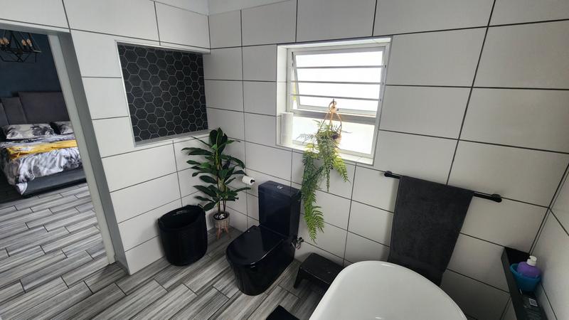 6 Bedroom Property for Sale in Paradise Beach Eastern Cape